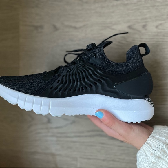 Black and white women’s Under Armour athletic shoes - Picture 6 of 7